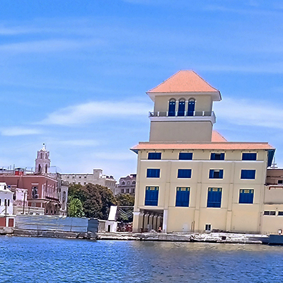 La bahia de La Habana desde la Lanchita de Regla
