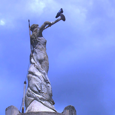 ¿Cuál es la historia de la escultura de La Fama en Guantánamo y su significado cultural?